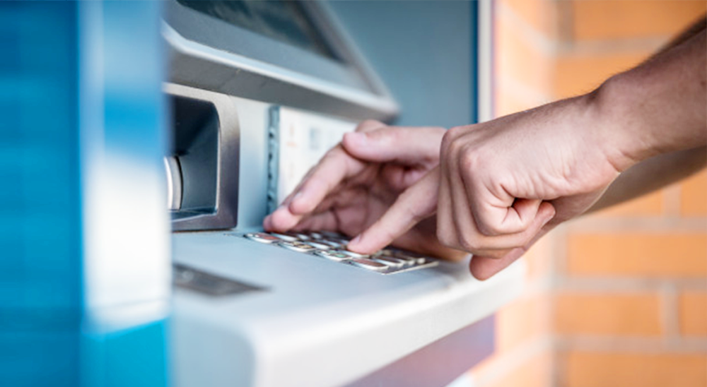 Rút tiền tại máy ATM là một trong những cách rút tiền không cùng hệ thống ngân hàng được nhiều người