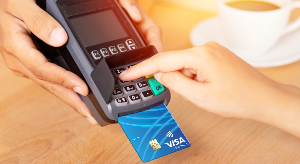 Với thẻ ghi nợ nội địa, bạn có thể thanh toán qua máy POS mà không cần phải mang theo tiền mặt khi m