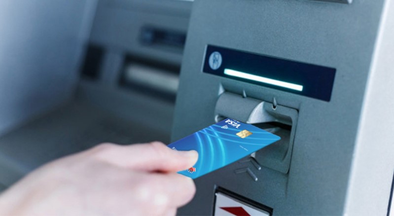 Rút tiền từ thẻ VISA debit tại ATM có logo VISA.