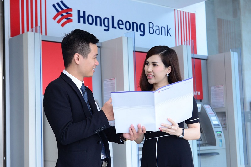 Nhân viên của Hong Leong tư vấn cho khách về dịch vụ gửi tiền tiết kiệm