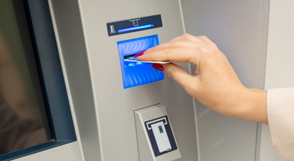 Bạn có thể nạp tiền vào thẻ Visa bằng cách chuyển tiền qua cây ATM 