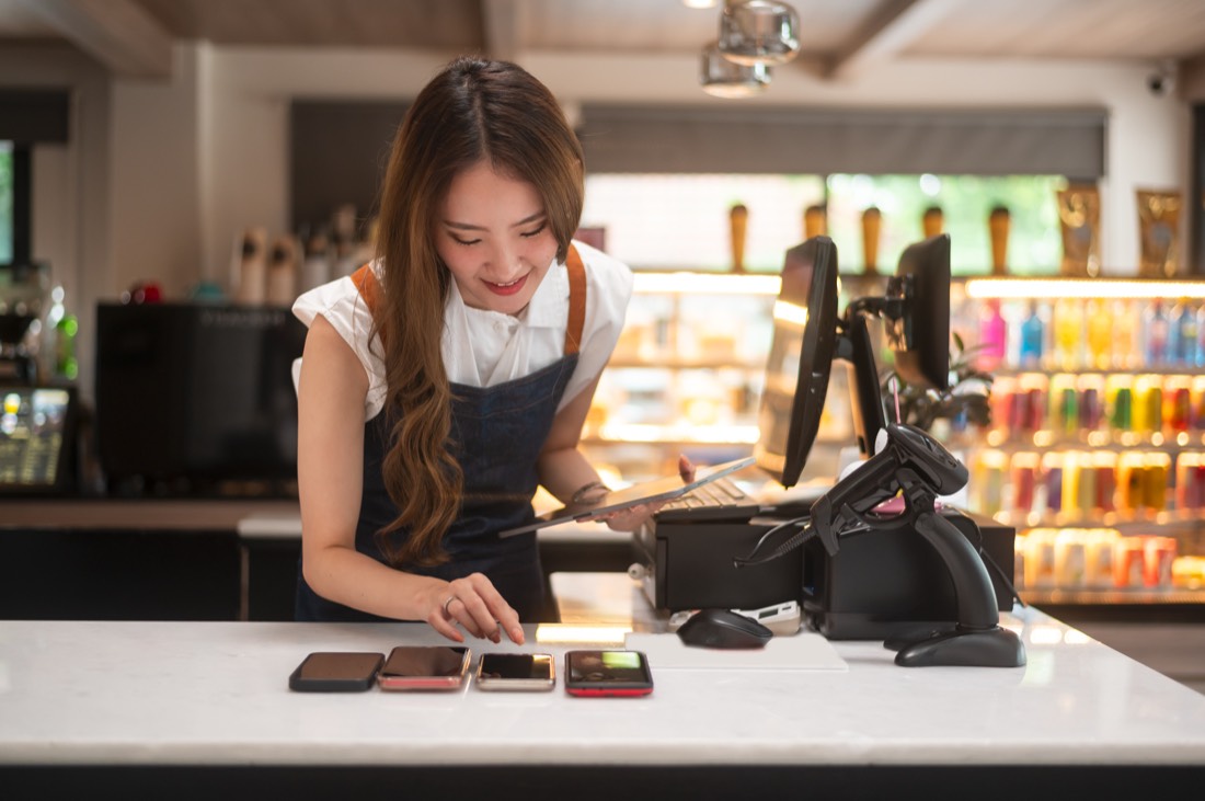 Khách thanh toán qua tài khoản Hong&nbsp;Leong&nbsp;Bank tại cửa hàng