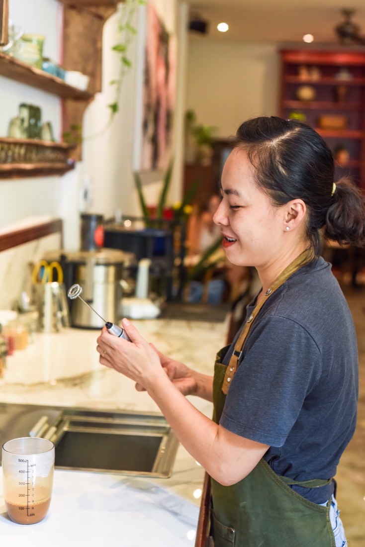 Chủ tiệm tạp hóa tại cửa hàng